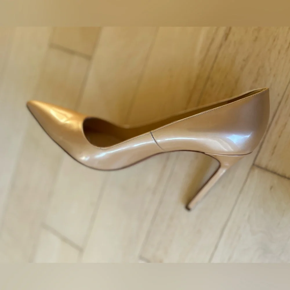 Manolo Blahnik Nude BB 105 Patent Leather Pointed Toe Pumps Size 8 1/2 (38.5 EU)